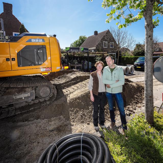 Door nieuw riool ligt de straat eruit voor bloemenzaak in Balk. En dat tijdens belangrijkste weken: 
