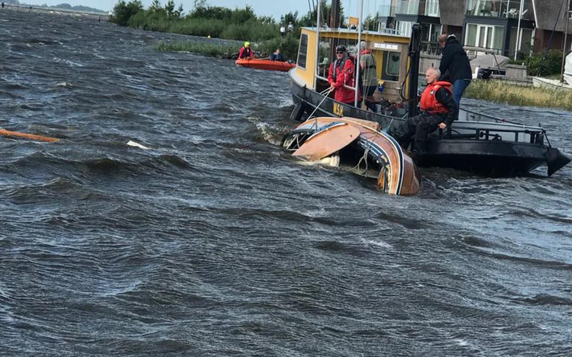 Brandweer schiet omgeslagen zeilboten in Heeg en Terherne te hulp - Leeuwarder Courant