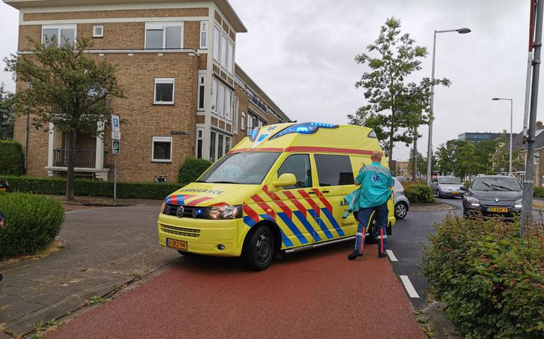Scooterrijder gewond na botsing met auto in Leeuwarden.