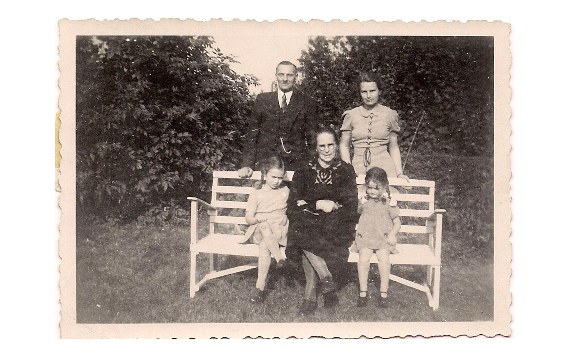Hielke en Gelske Brouwer met hun dochter Jantsje. Bij Gelske op de bank de Joodse zusjes Marthi (links) en Jolijn.