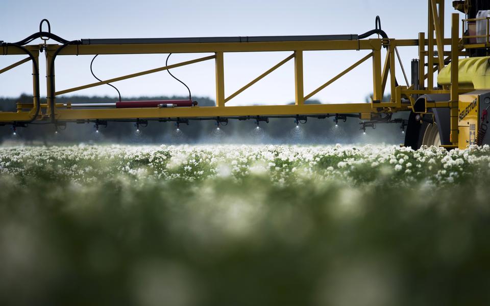 Friese boeren kunnen een vergoeding krijgen van 10.000 euro als ze testen met schonere bestrijdingsmiddelen. 