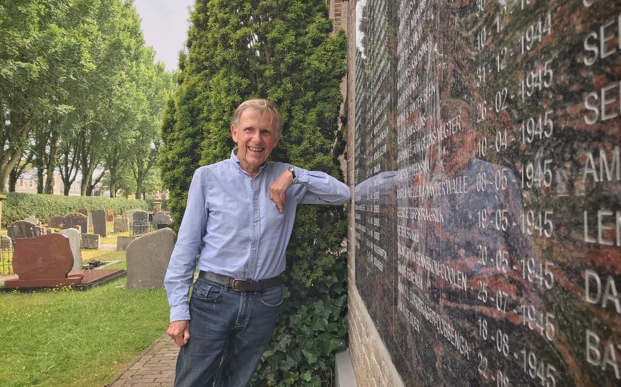 Arend Maris bij de nieuwe gedenksteen op de Grote Kerk van Schiermonnikoog. Arend Maris bij de nieuwe gedenksteen op de Grote Kerk van Schiermonnikoog.