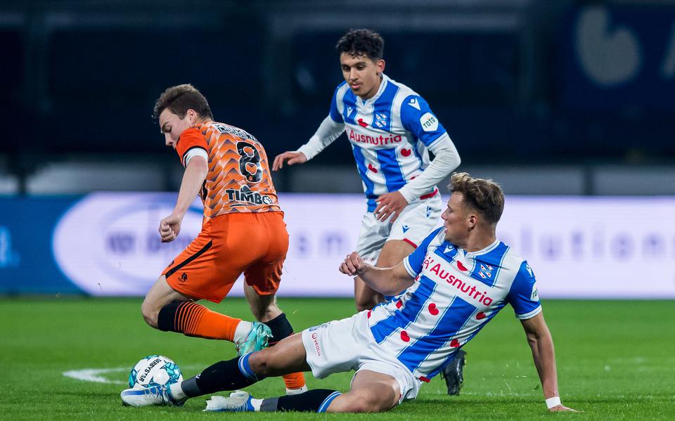 SC Heerenveen-spits Sydney van Hooijdonk maakt het Carel Eiting van FC Volendam lastig.