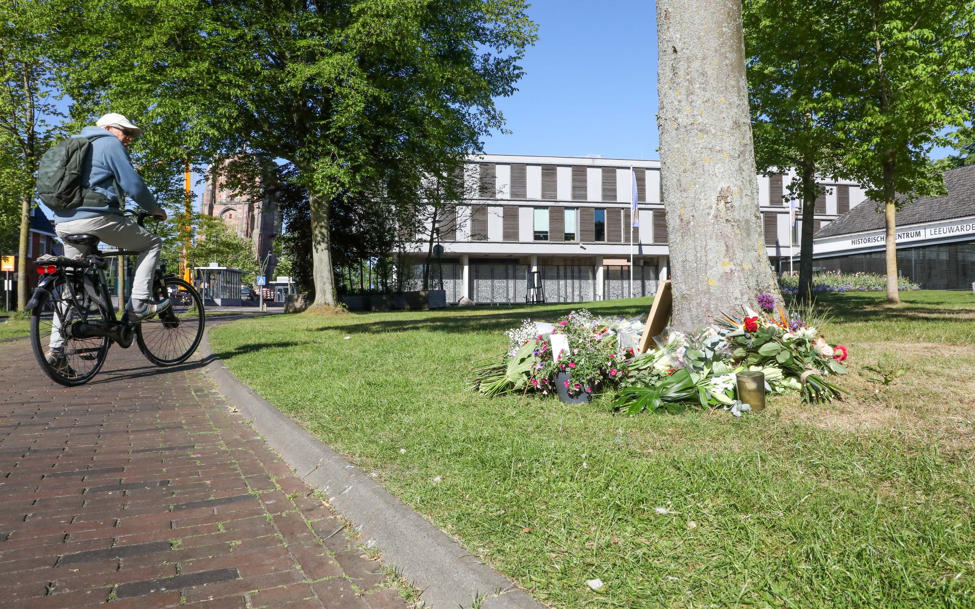 Op de Groeneweg in Leeuwarden zijn bloemen neergelegd op de plaats waar tijdens LOOP Leeuwarden een hardloper overleed.