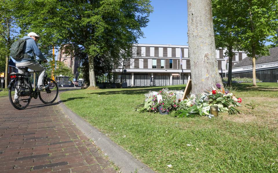Op de Groeneweg in Leeuwarden zijn bloemen neergelegd op de plaats waar tijdens LOOP Leeuwarden een hardloper overleed.