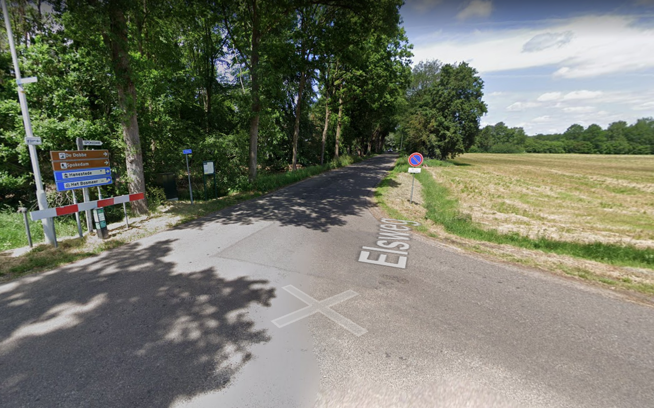 De hoek Elsweg en Mauritsweg in het buitengebied van Noordwolde, waar plannen voor een recreatiepark worden ontwikkeld.