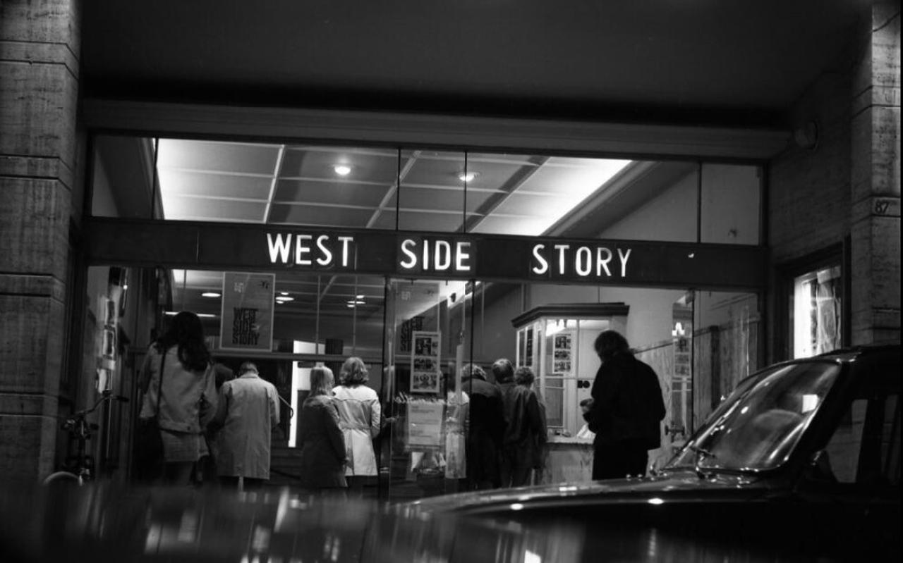 Bezoekers wachten bij de Tivoli-bioscoop tot ze naar binnen kunnen bij West Side Story, circa 1970