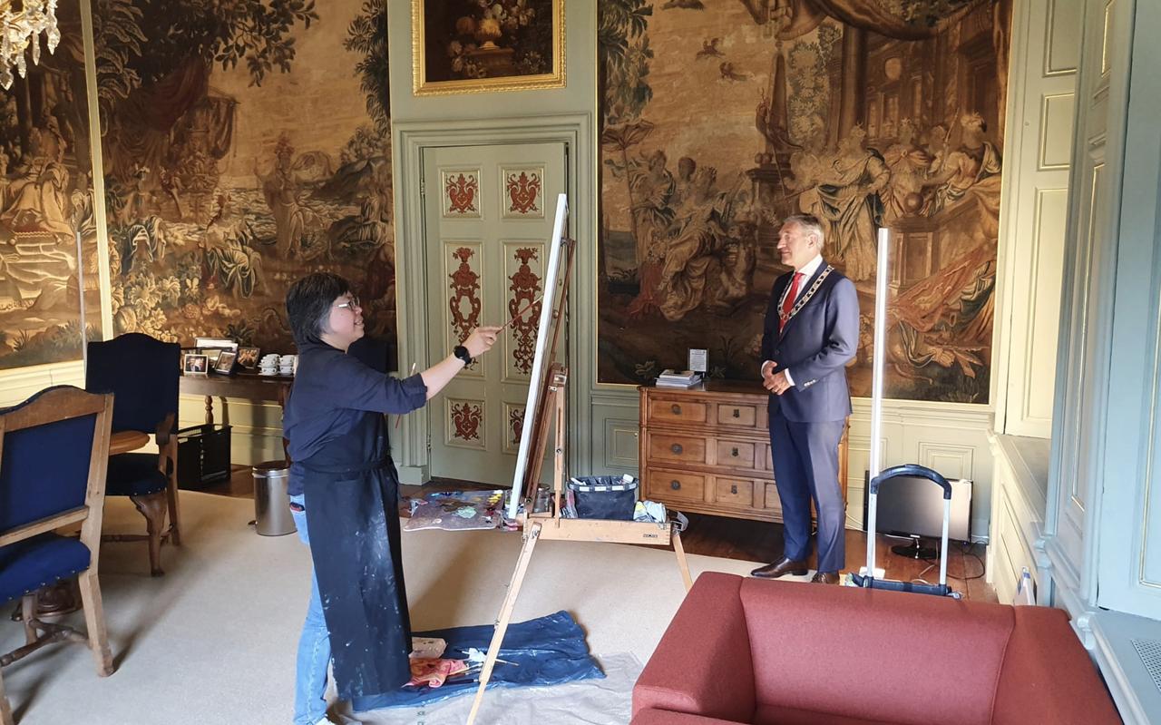 Burgemeester Sybrand Buma poseert voor Melda Wibawa in zijn werkkamer. Burgemeester Sybrand Buma poseert voor Melda Wibawa in zijn werkkamer.