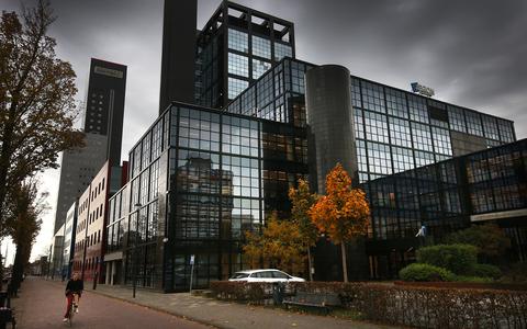 Het kantoor van Aegon aan de Snekerkade in Leeuwarden. Tegenwoordig werken veel werknemers drie van de vijf werkdagen thuis.