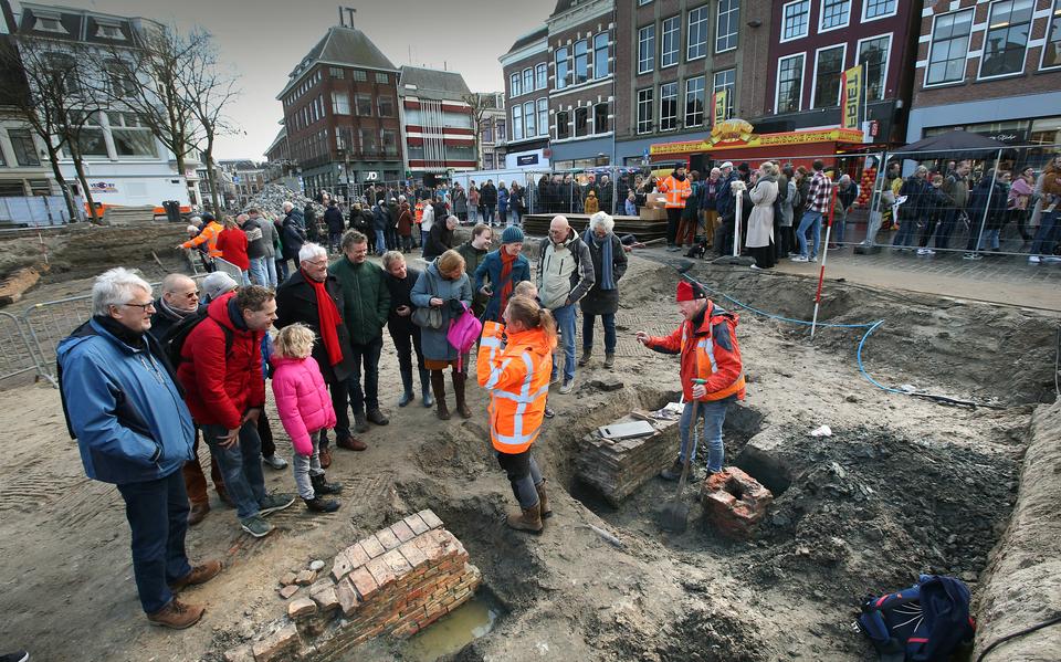 Kijkdag bij de opgravingen op het Waagplein, rechts, met de schep, Wim Hobers die al dagenlang als vrijwilliger helpt bij de werkzaamheden