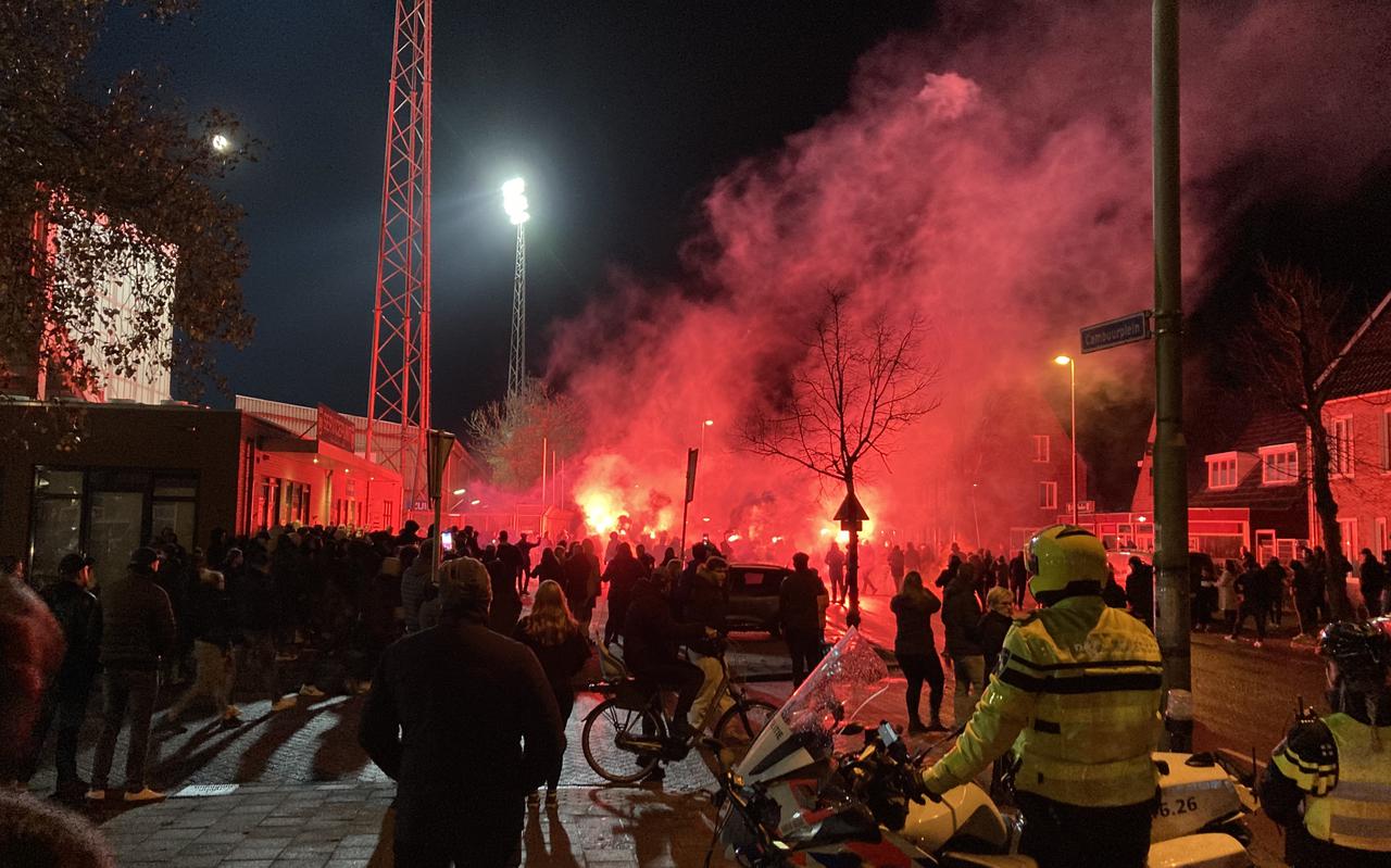 Vlak voor de rellen rond Cambuur - FC Utrecht uitbraken, werd er op het Cambuurplein veel vuurwerk afgestoken
