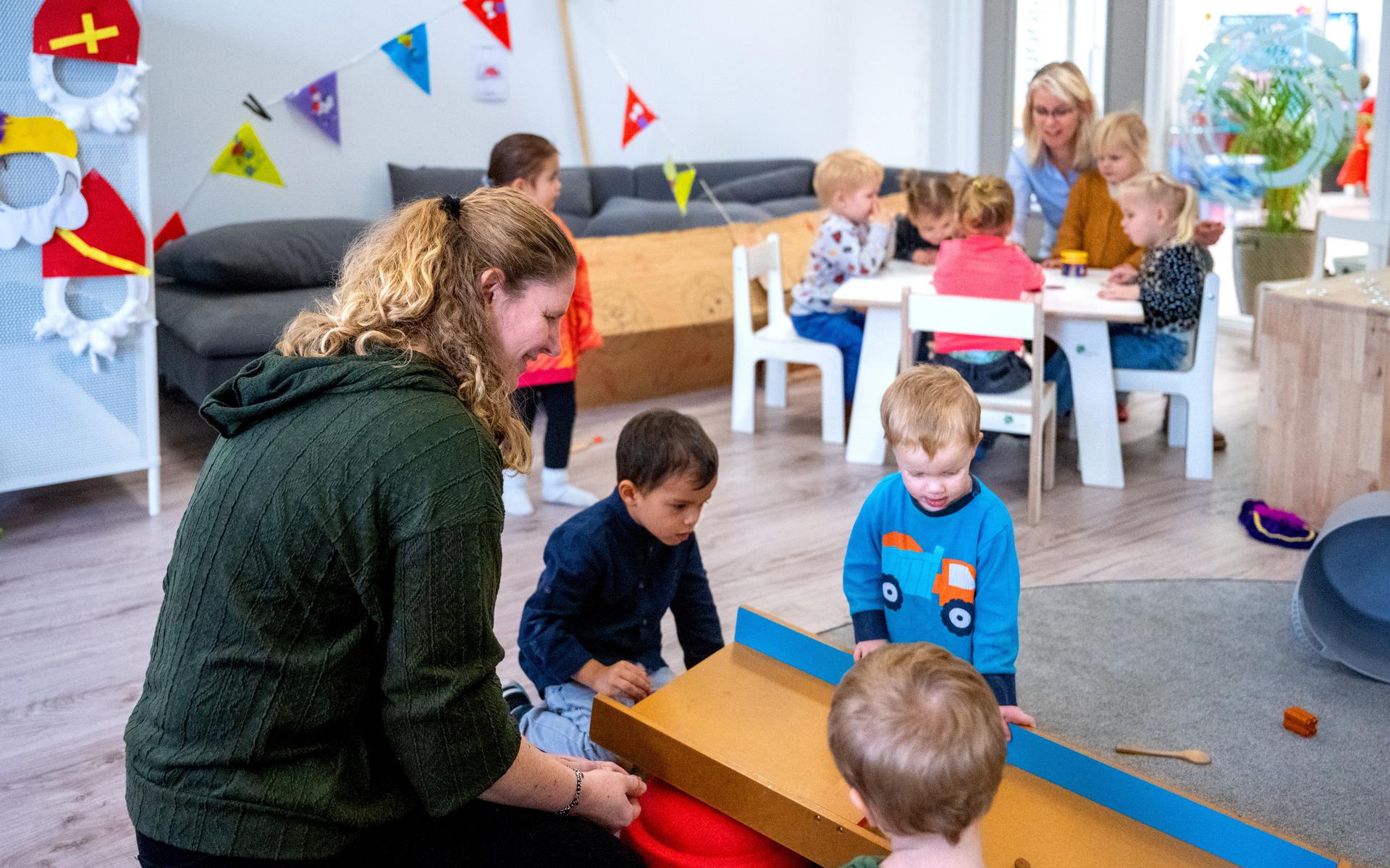 Voor het Fries is het van groot belang als kinderen al op jonge leeftijd de memmetaal ook buiten de thuisomgeving horen en kunnen gebruiken.