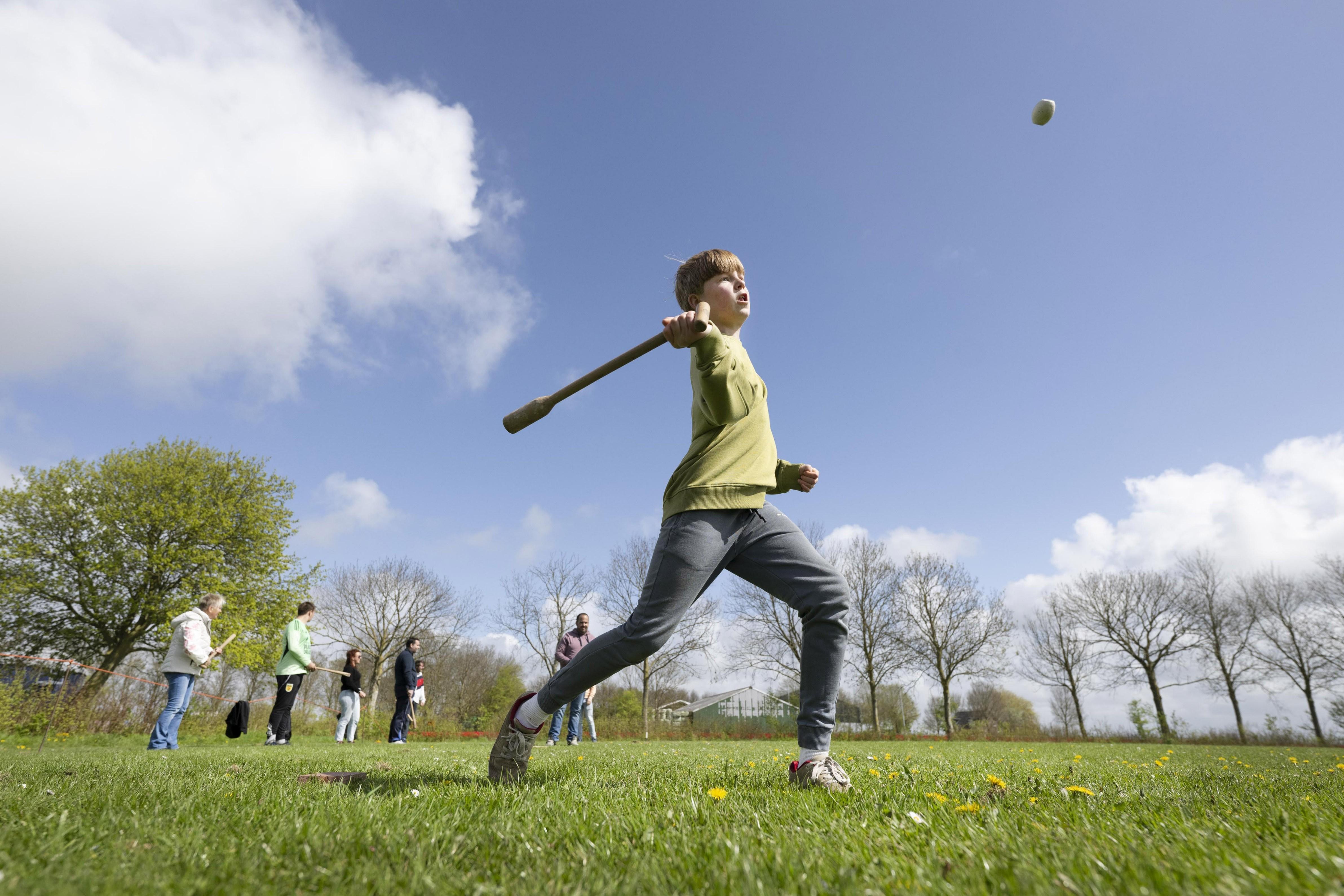Lex de Groot, de jongste deelnemer, slaat de kooi bij het kooitje tipelen bij Sint Jacobiparochie