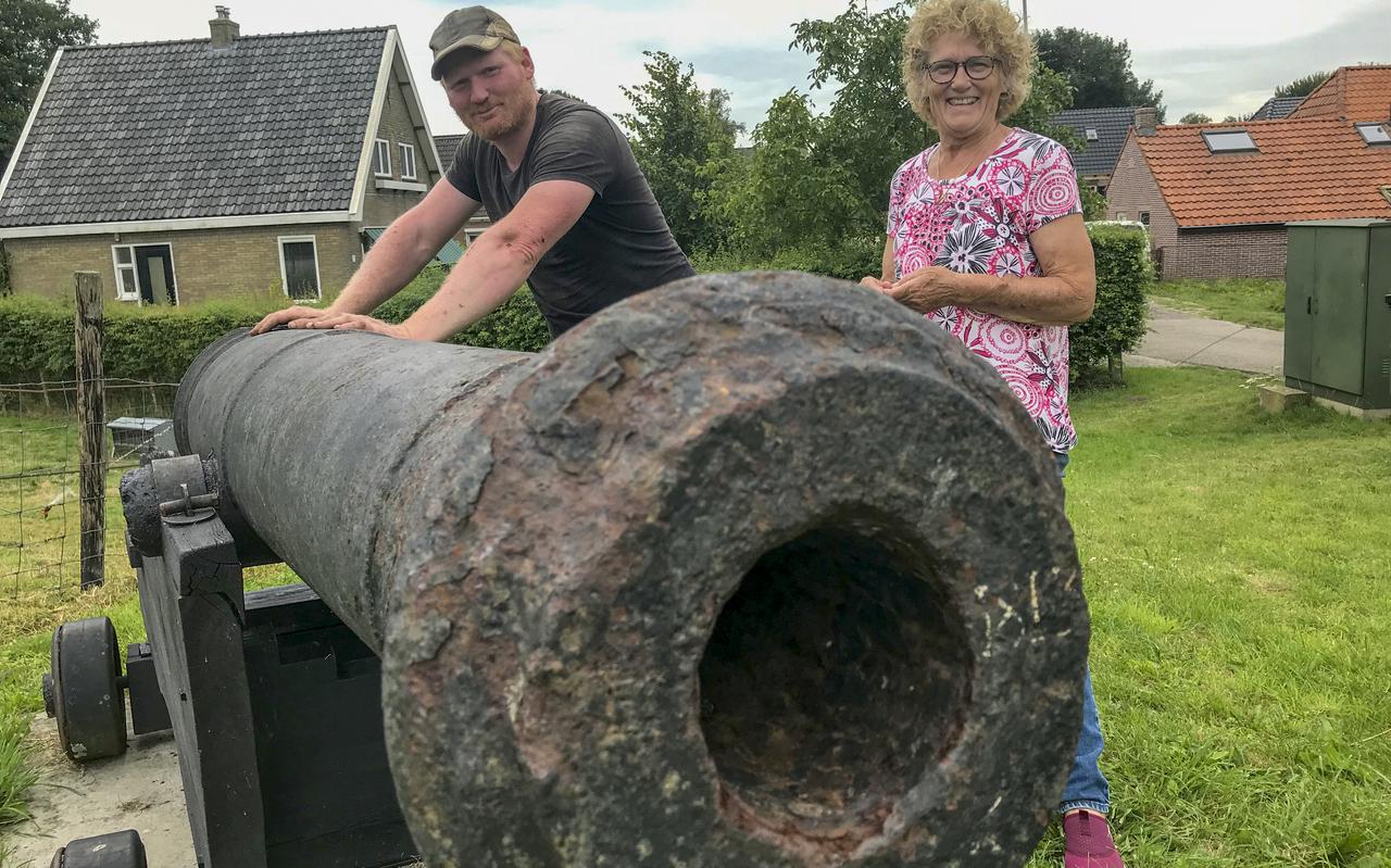 Marga en Henk bij het kanon van Slijkenburg. 