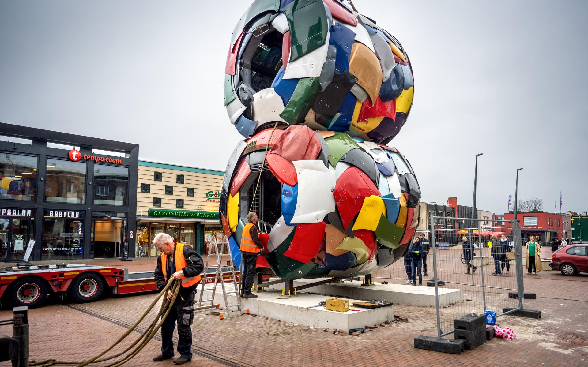 Scholieren leggen in Drachten bij 8-vormig kunstwerk van motorkappen