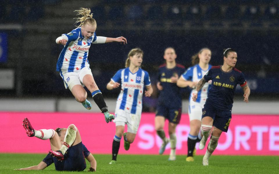 Heerenveen-speelsters Lyanne Iedema ontwijkt een sliding van Rosa Van Gool.  Rechts volgt Sherida Spitse de bal. Foto: FPh/Nayra Blaauwbroek