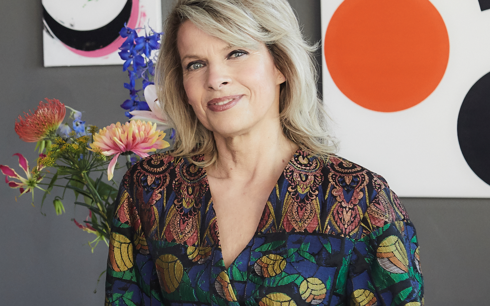 Kunstkenner Manuela Klerkx geeft lezing in De Knipe over kunstenaar Sjoerd de Vries. Ook boek in voo