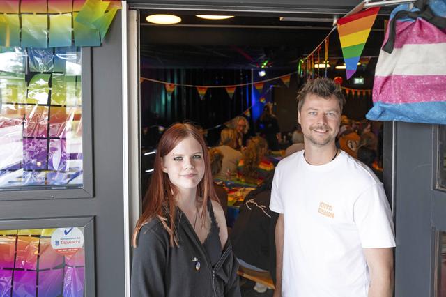 Eerste regenboogfeest moet queer community zichtbaarder maken in Drachten. ‘Een bankje is leuk, maar
