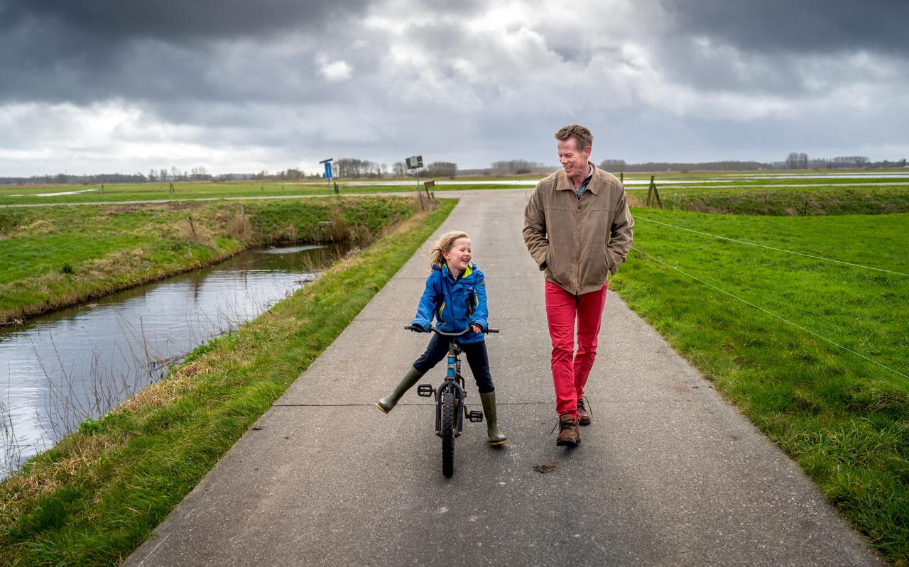 Warner van der Leeuw en zijn dochter Elin, met op de achtergrond Van Oordt's Mersken.