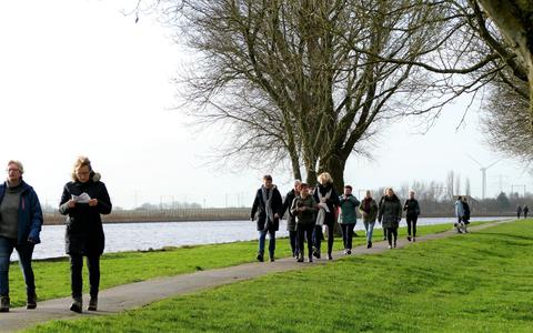 Wandelen langs het Prinses Margrietkanaal nabij het Pikmeer.