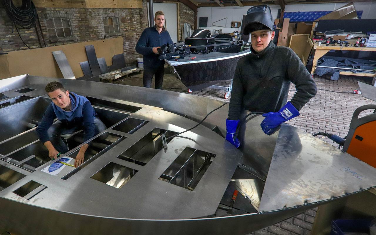 Gerrit Gerritsma (links), Sjoerd Terpstra (midden) en Joost Terpstra fabriceren een visserboot. Gerrit Gerritsma (links), Sjoerd Terpstra (midden) en Joost Terpstra fabriceren een visserboot.