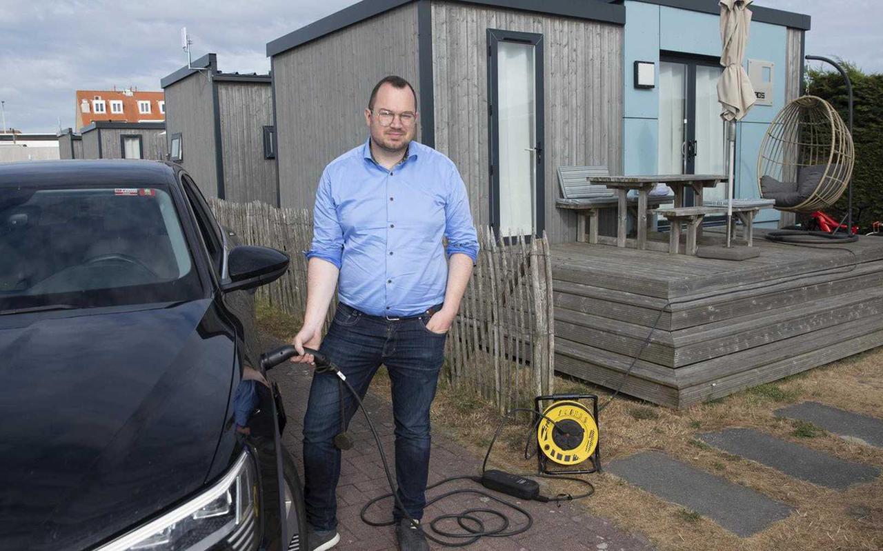 Campingeigenaren gefrustreerd doordat Nederlandse toeristen constant auto opladen in badkamer: 'Stopcontact is voor je scheerapparaat, Tesla' - Leeuwarder Courant