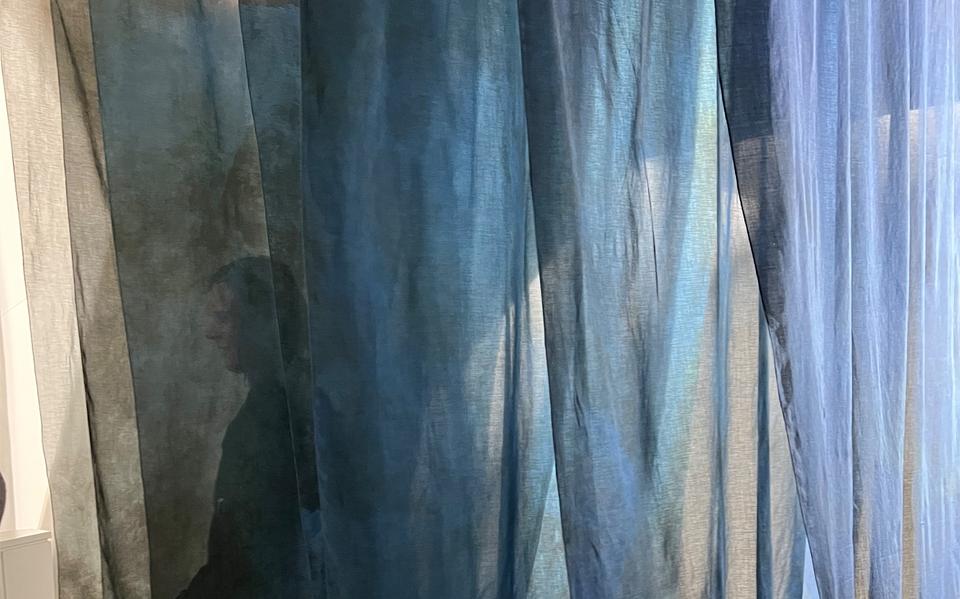 Kim Boske tussen de doeken van haar werk 'Akui Gawa Ai Fabric'.
