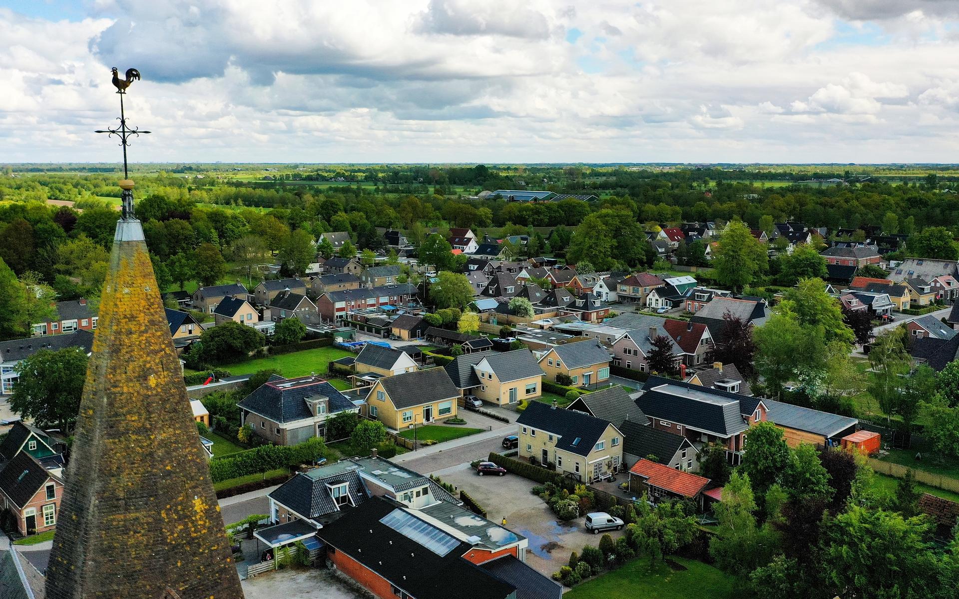 Een koperen goot langs de toren van Surhuizum? Niet doen, zegt de Rijksdienst voor Cultureel Erfgoed