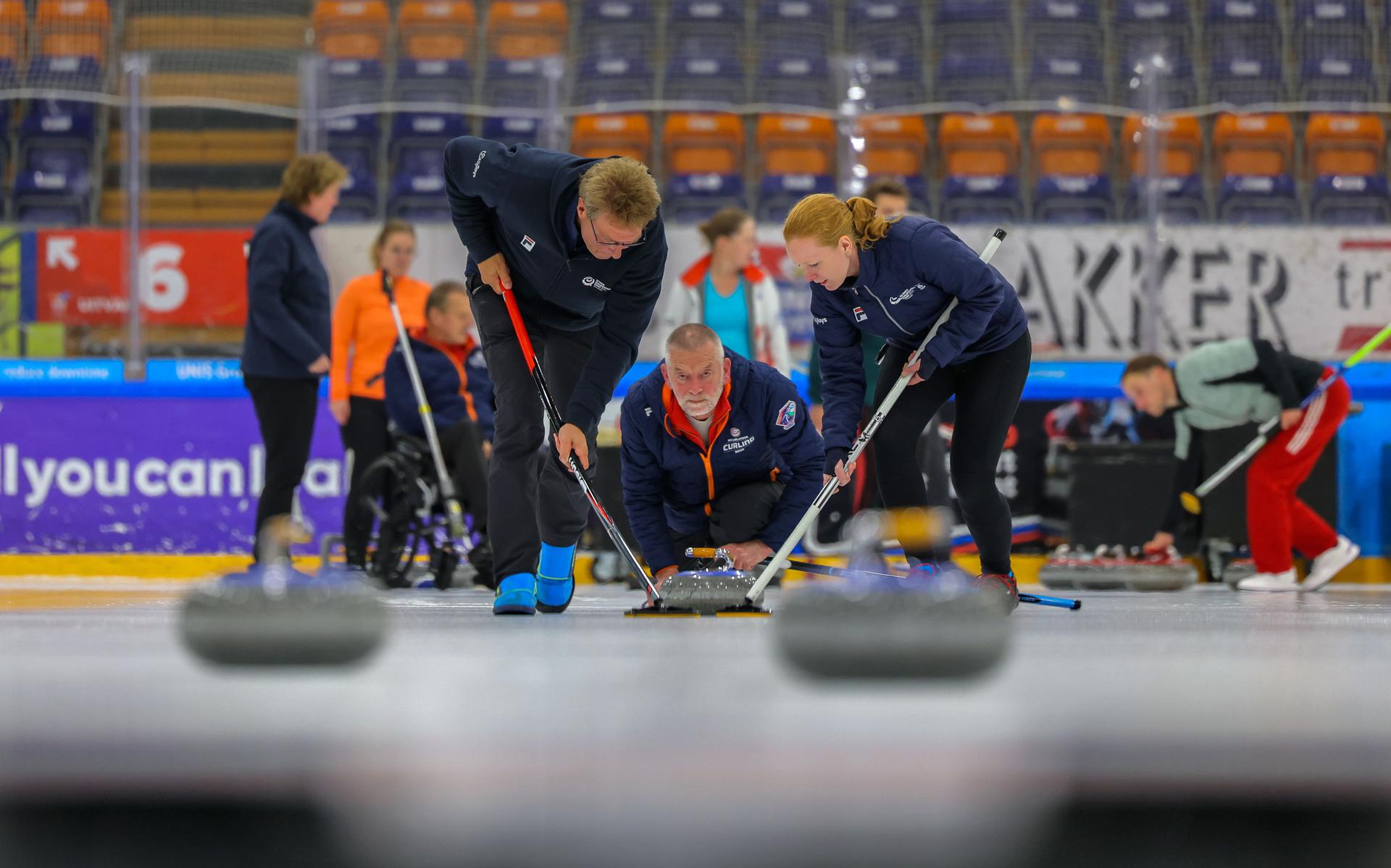 Curling Club Friesland maakt einde aan vooroordelen over de sport. 'Er komt veel denkwerk bij kijken'