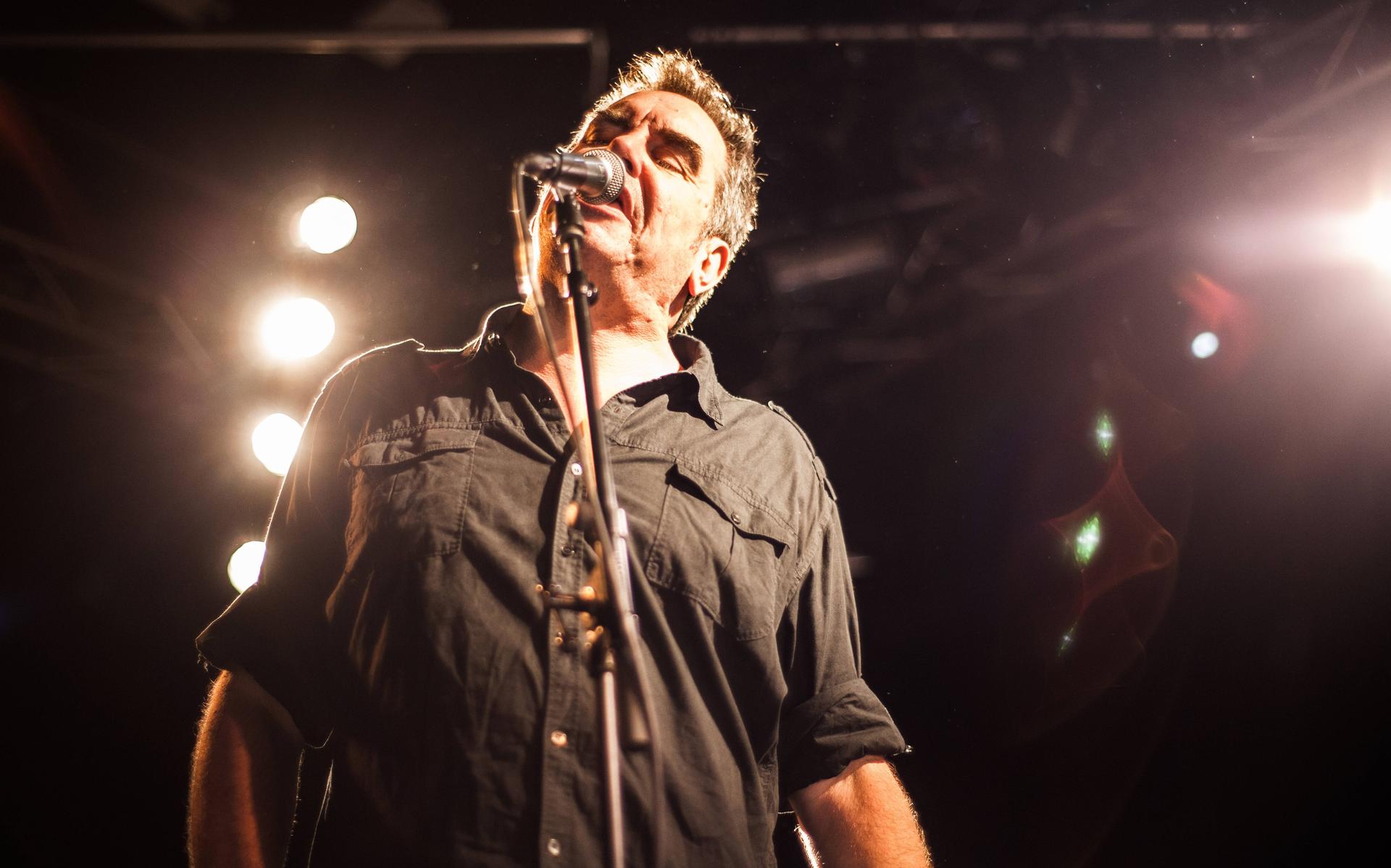 Mark Stewart in actie met de herenigde Pop Group, op een festival in Aarhus, 2015.