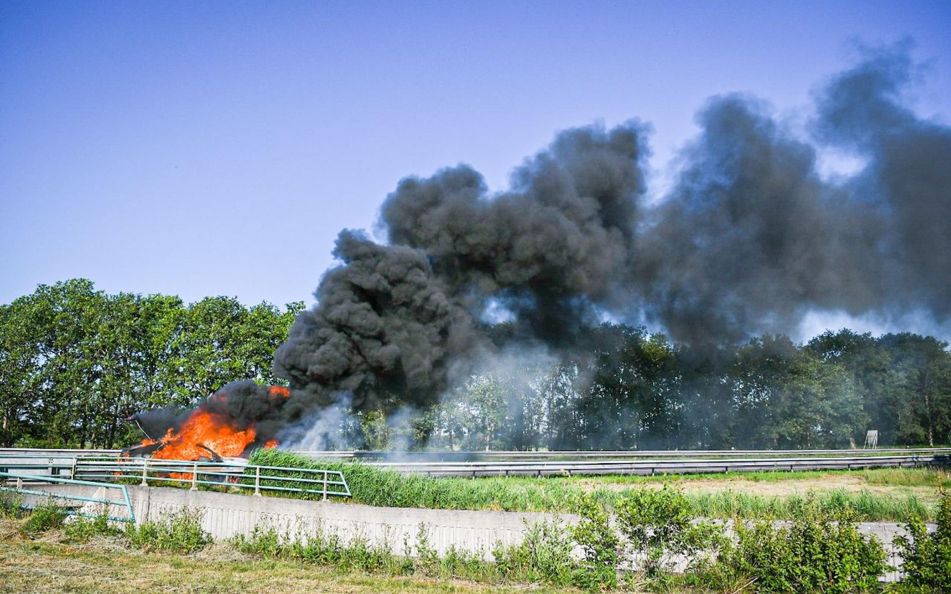 Auto uitgebrand op A32 ter hoogte van Oldeholtwolde - Leeuwarder Courant