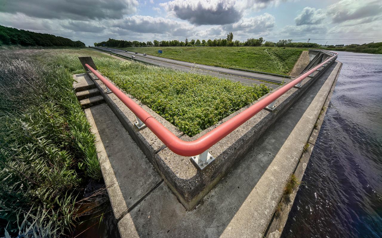 Rijkswaterstaat sluit de wandelweg over het aquaduct vanwege de veiligheid.