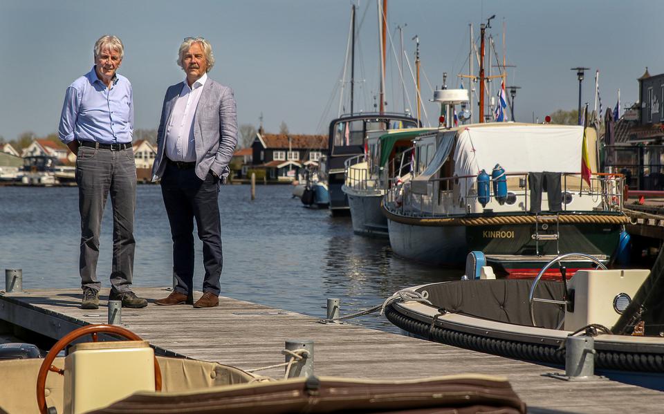 Oud-statenlid Jouke van der Zee (l) en oud-gedeputeerde Jan Ploeg (CDA) in april 2018 toen ze ageerden tegen de deelname van de provincie in Windpark Fryslan. Nu lanceren ze het plan om het belang te verkopen. 