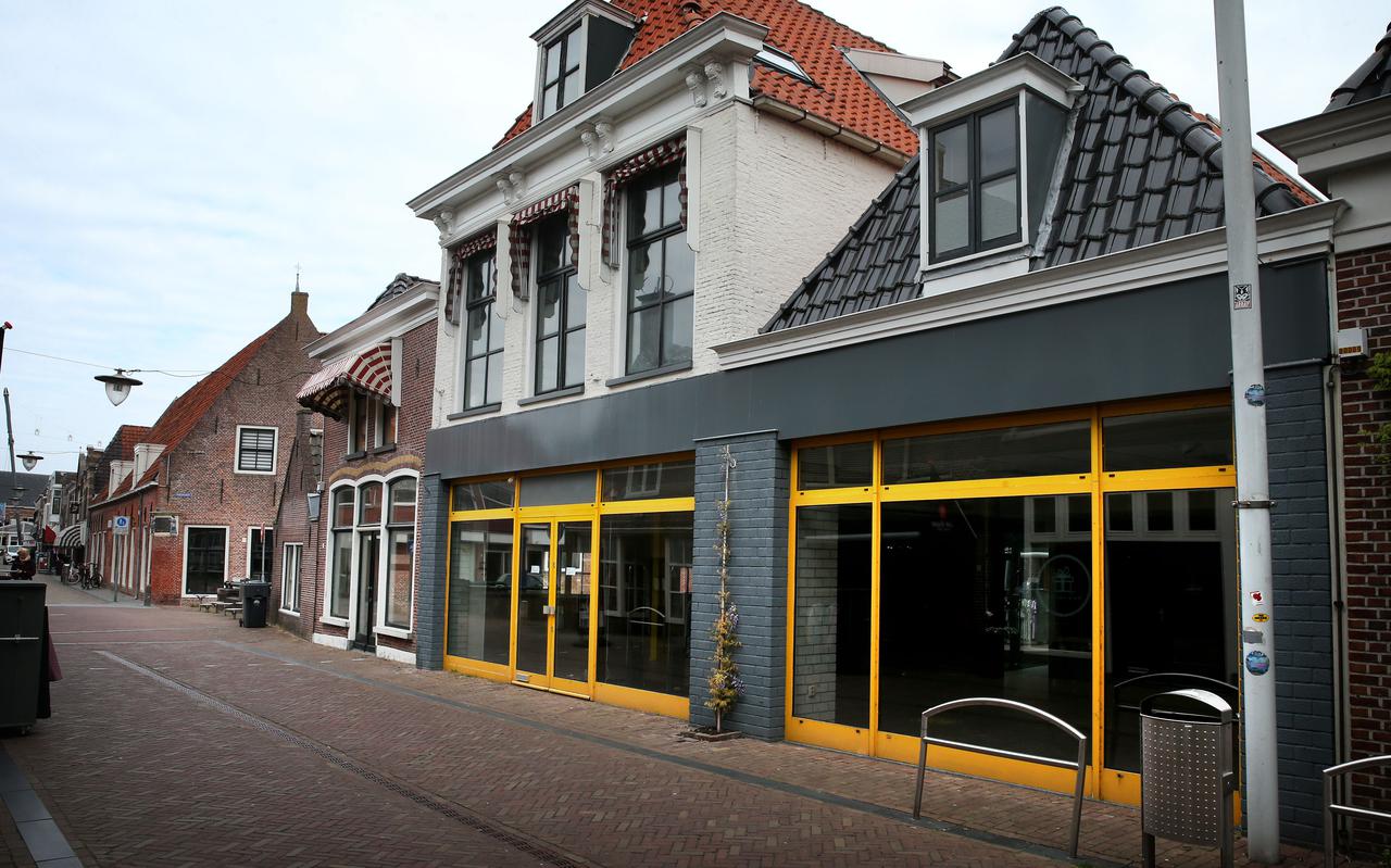 De rij panden aan de Dijkstraat in Franeker waarvoor plannen zijn om ze om te bouwen tot een stadshotel. 