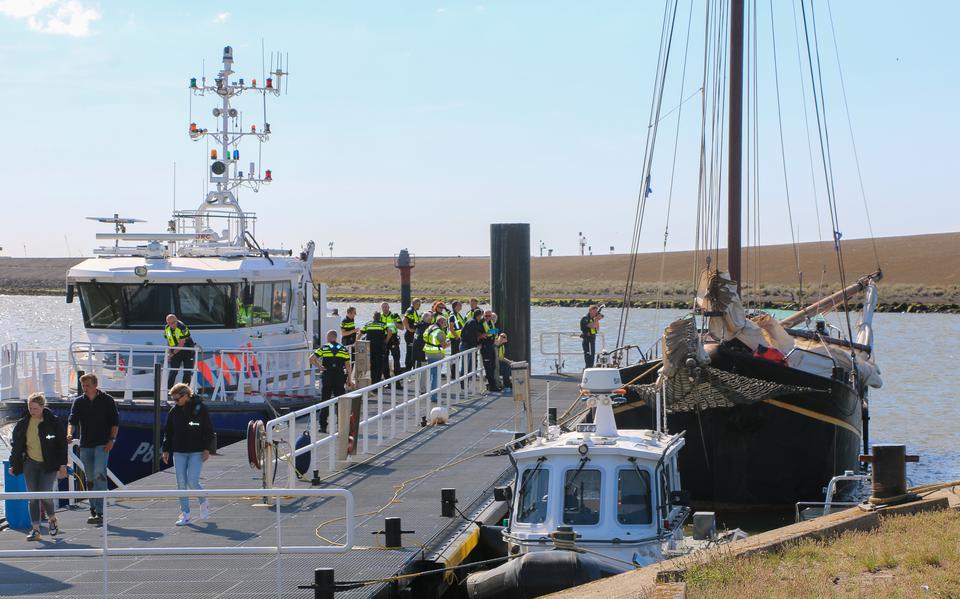 Charterschip Risico wordt in Harlingen onderzocht door de politie na het dodelijke ongeluk op de Waddenzee.