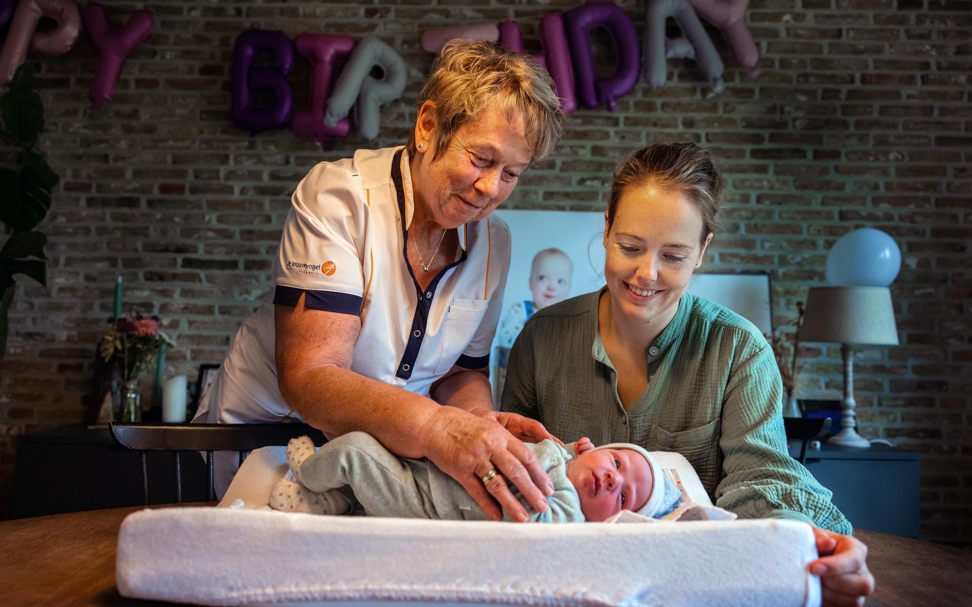 Kraamhulp Hanneke (71) uit Oudemirdum kwam bij honderden gezinnen over de vloer: 'Hiele rike, hiele 