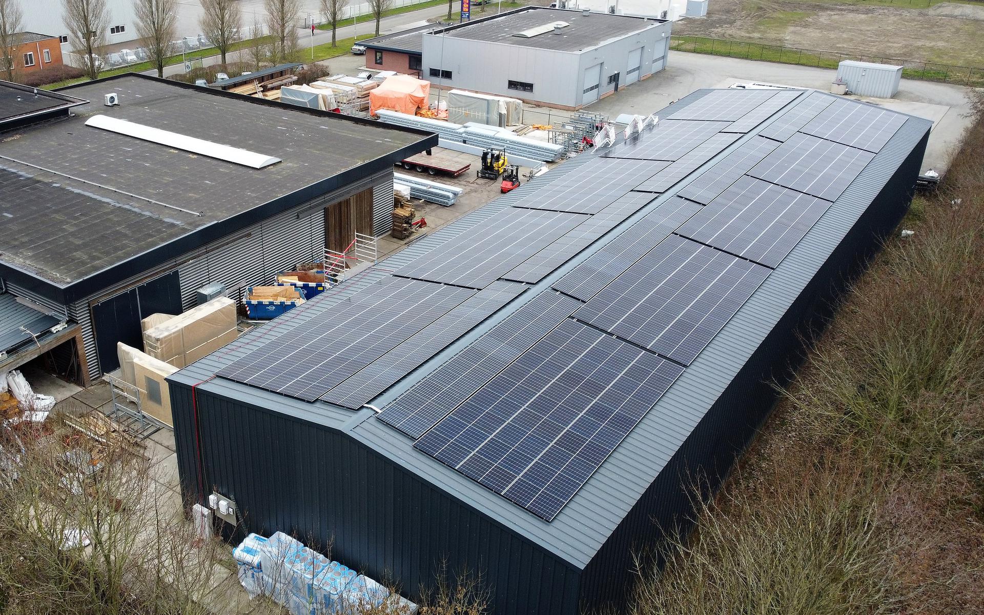 Het zonnedak op het dak van Houtkonstruktie Friesland in Sint Annaparochie.