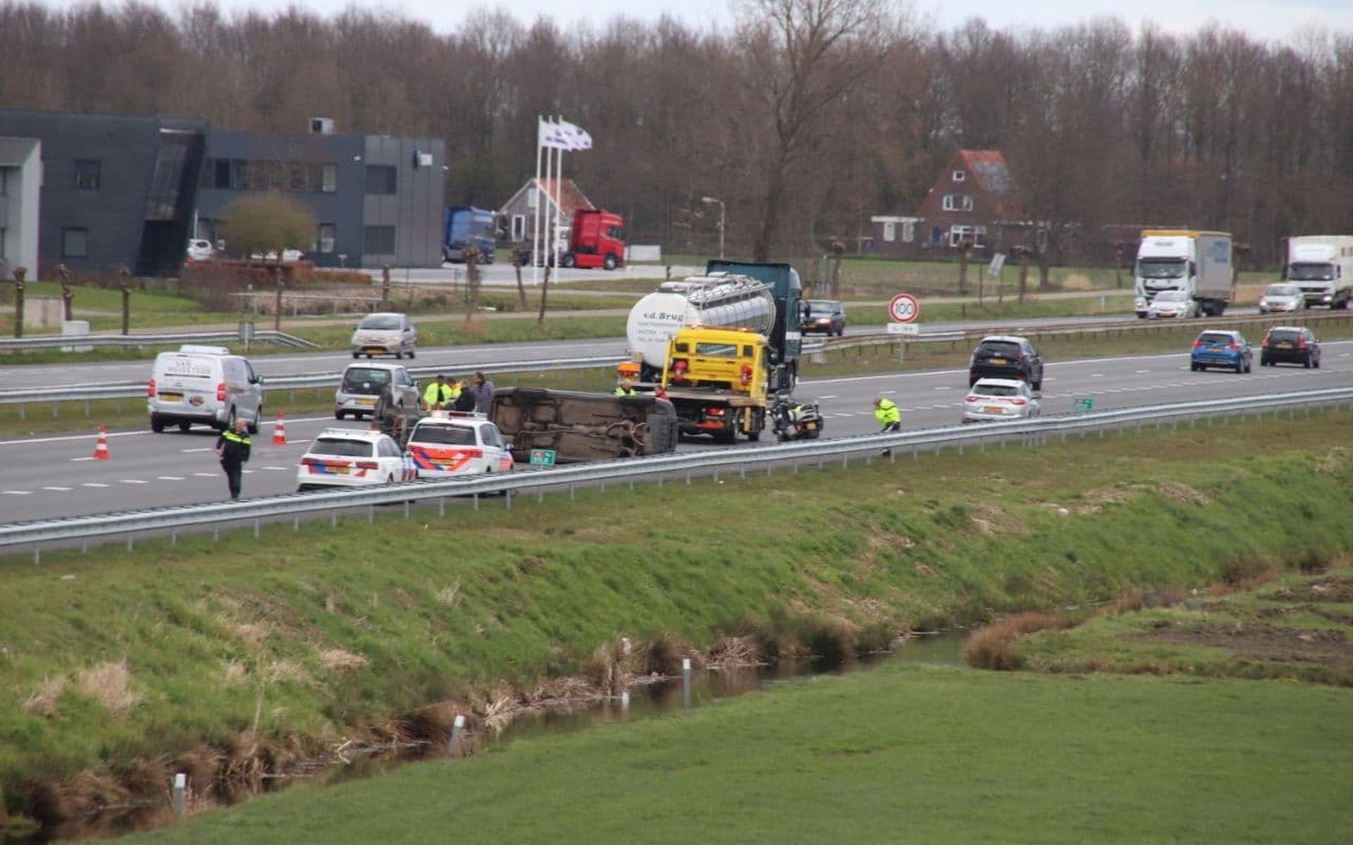 Auto met aanhanger belandt op zijn kant op A7 bij Haskerhorne - Leeuwarder Courant