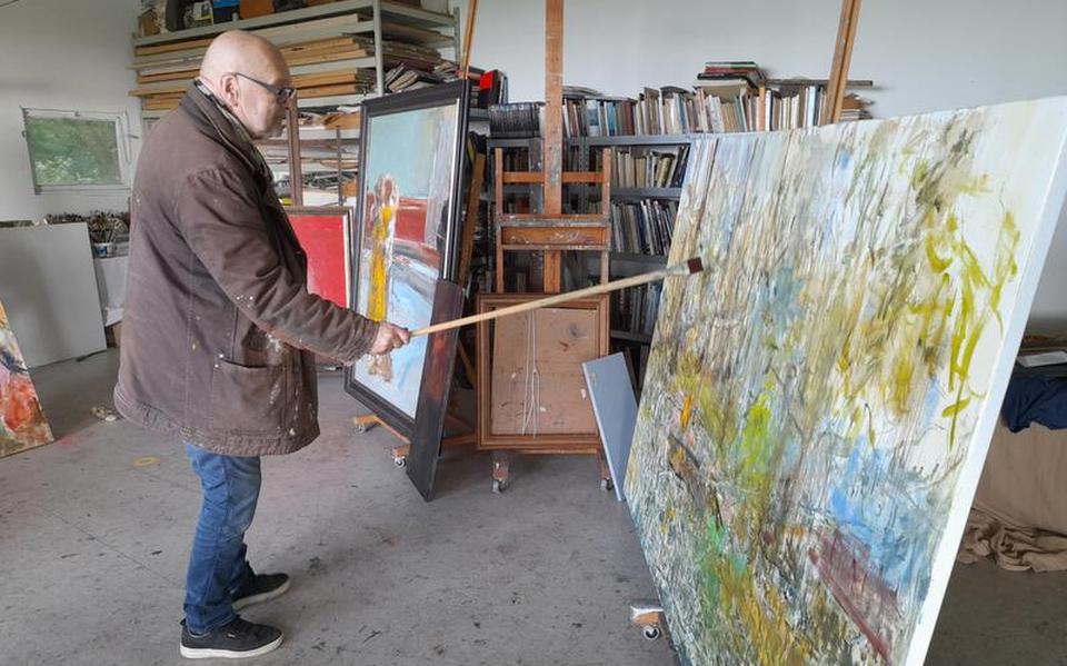 Peter B. van Houten in zijn atelier.