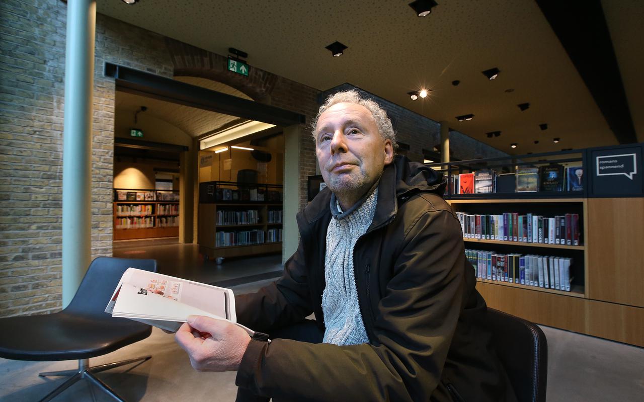 Jaap Liefting leest in een magazine in de Leeuwarder bibliotheek. 