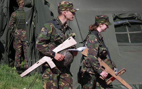 De houten wapens maken duidelijk dat op de vliegbasis wordt geoefend. Zo'n 350 studenten van de opleiding Veiligheid en Vakmanschap bereiden zich met de oefening First Entry voor op het militaire beroep.
