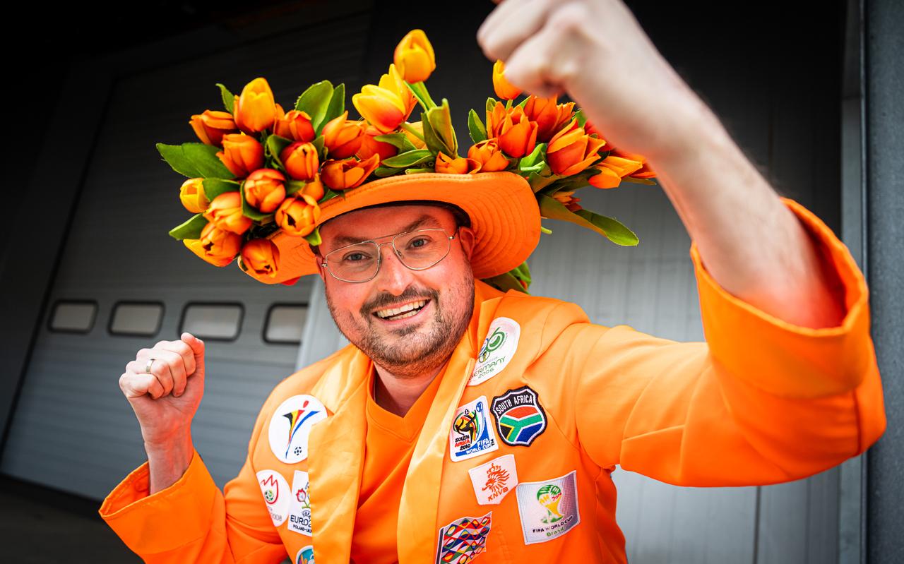 Voetbalfan Gert Woltjer uit Drachten gaat naar het WK in Qatar. Voetbalfan Gert Woltjer uit Drachten gaat naar het WK in Qatar.