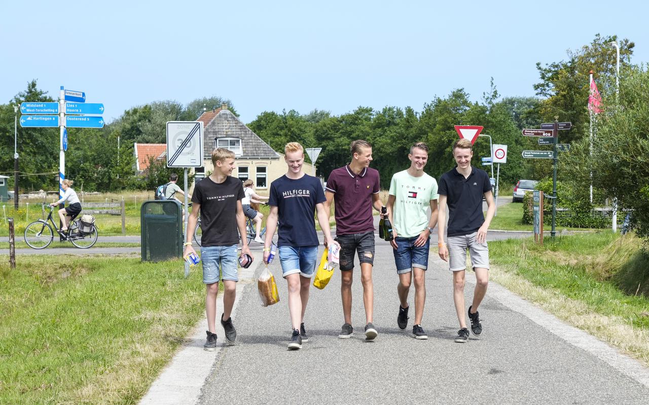 Vakantiegangers Appelhof, v.l.n.r. Storm Groot, Bas Vessies, Diesel Groot, Cas van Velzen en Casper Beerepoot uit Heerhugowaard en Obdam. Vakantiegangers Appelhof, v.l.n.r. Storm Groot, Bas Vessies, Diesel Groot, Cas van Velzen en Casper Beerepoot uit Heerhugowaard en Obdam.