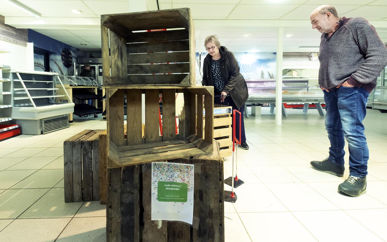 De inboedel van de failliete Buurtsuper Drogeham wordt geveild en vrijdag konden belangstellenden een kijkje nemen. Roelie Aardema en Geert van Triest bieden op de fruitkisten. De inboedel van de failliete Buurtsuper Drogeham wordt geveild en vrijdag konden belangstellenden een kijkje nemen. Roelie Aardema en Geert van Triest bieden op de fruitkisten.