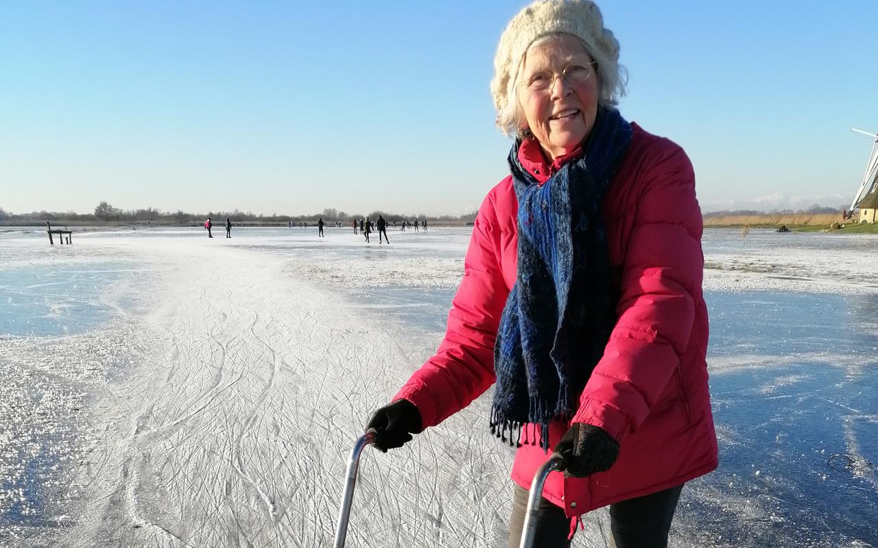 Hinke de Boer (77) schaatst met haar ijsrollator op de Ryptsjerksterpolder. ,,Ik neam it myn iisglider.’’