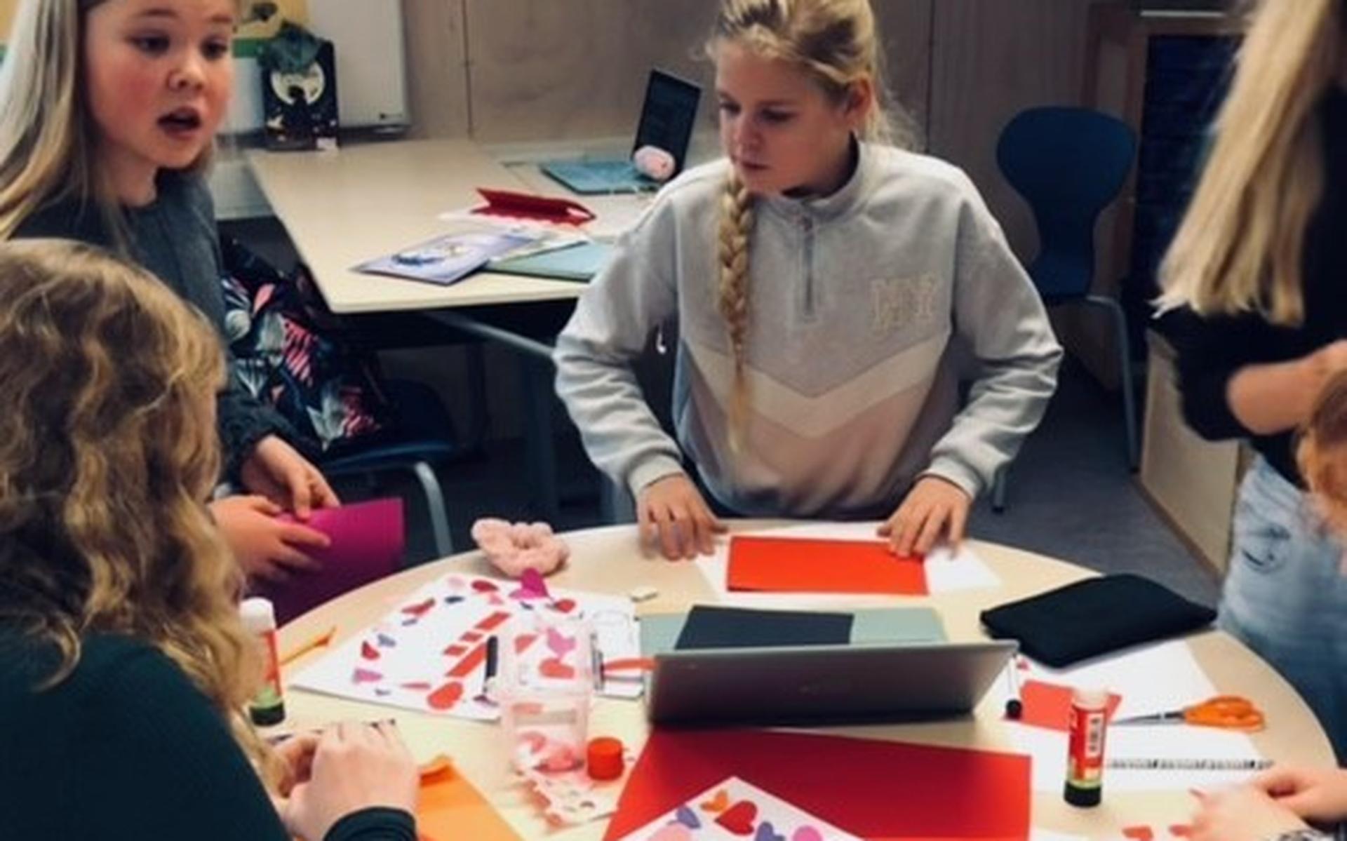 Scholieren sws It Werflân dragen dorpsgenoten in Rottevalle een warm hart toe op Valentijnsdag