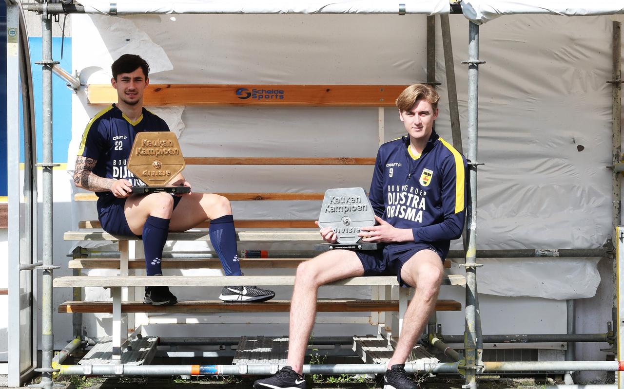 Delano Ladan (links) met het kampioensschild, Maarten Pouwels toont het promotieschild. Delano Ladan (links) met het kampioensschild, Maarten Pouwels toont het promotieschild.