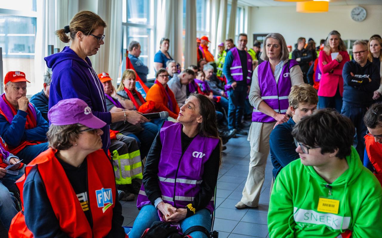Empatec-medewerker Miriam Olie in gesprek met CNV-bestuurder Anneke Scheurink. 'Ik ben al in jaren niet meer bij de kapper geweest. Dat is het eerste wat je skipt', zegt Olie die haar haar nu zelf knipt. Empatec-medewerker Miriam Olie in gesprek met CNV-bestuurder Anneke Scheurink. 'Ik ben al in jaren niet meer bij de kapper geweest. Dat is het eerste wat je skipt', zegt Olie die haar haar nu zelf knipt.
