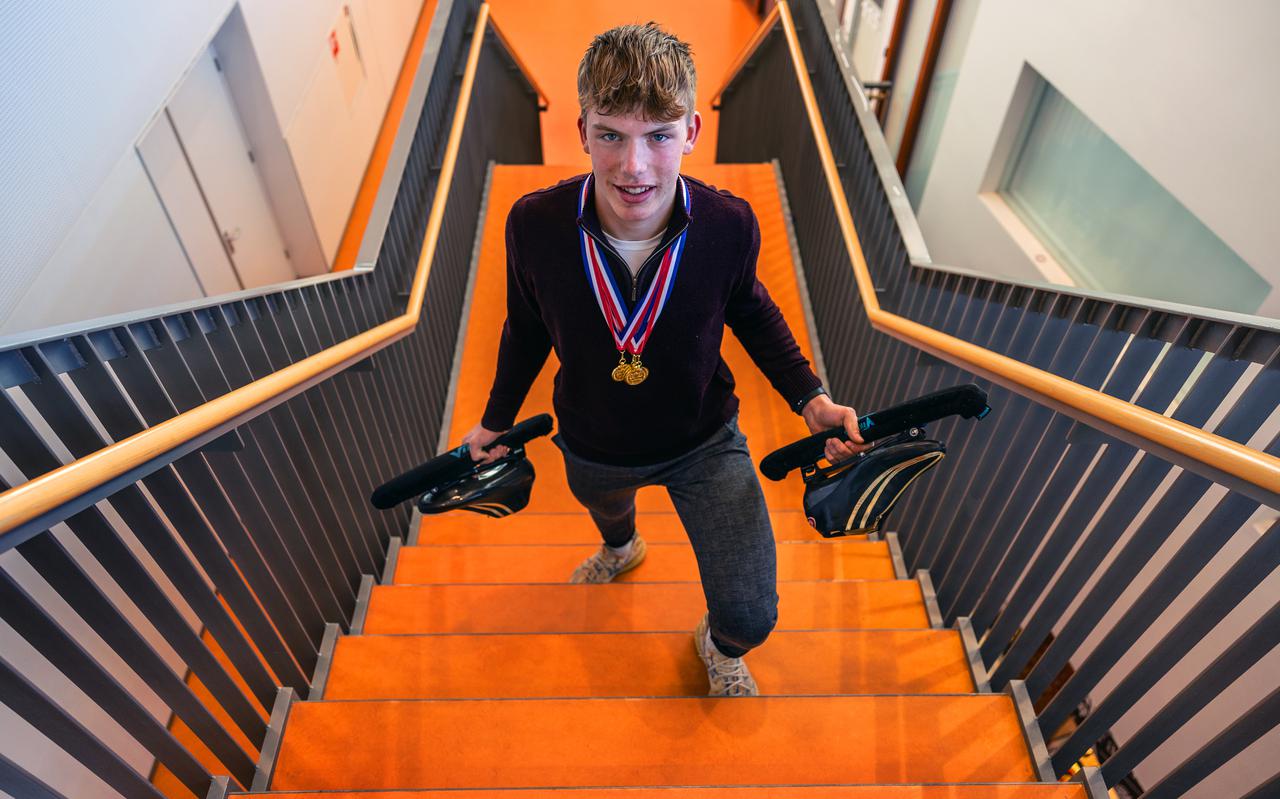 Mats Bendijk is met zijn schaatsen en medailles op weg naar het lokaal voor topsporters.