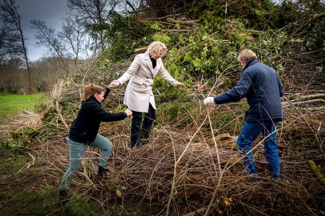 Paasvuur in Oldeholtpade brandt al 25 jaar bij Wendy (43) in de achtertuin